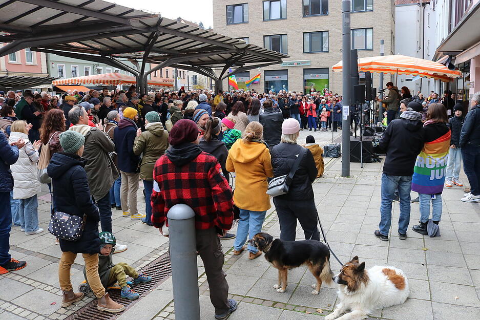 Rappelvoll ist der Untere Markt: Zahlreiche Menschen &minus; Polizeiangaben zufolge sind es 350 &minus; demonstrieren f&uuml;r Demokratie und Menschenw&uuml;rde.