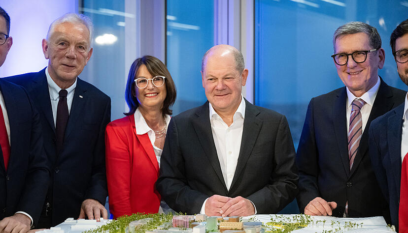 Bundeskanzler Olaf Scholz (SPD, 2.v.r.) steht während eines Besuchs des Bildungscampus der Dieter Schwarz-Stiftung hinter einem Modell des Innovation Park Artificial Intelligence (IPAI) neben Reinhold Geilsdörfer (r), Geschäftsführer der Dieter Schwarz Stiftung, Silke Lohmiller (2.v.l.), Geschäftsführerin der Dieter Schwarz Stiftung, Harry Mergel (SPD, l), Oberbürgermeister der Stadt Heilbronn.