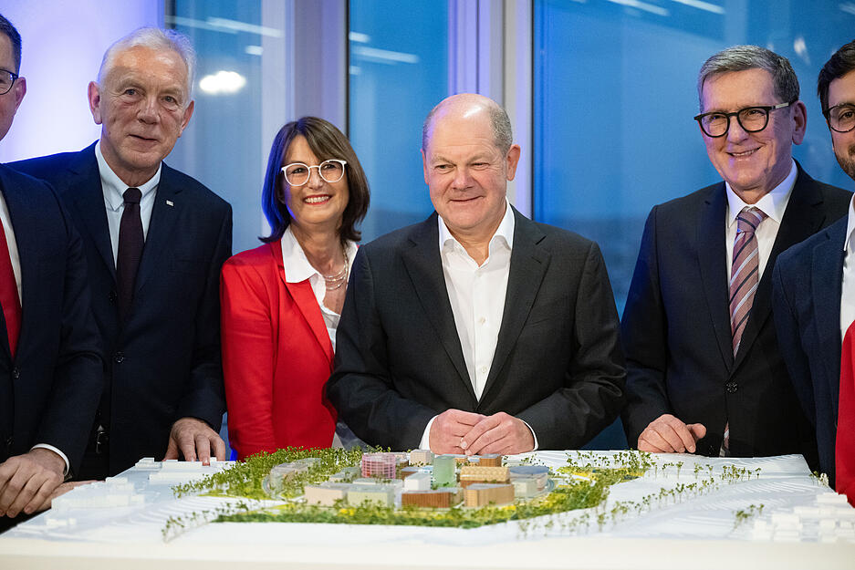 Bundeskanzler Olaf Scholz (SPD, 2.v.r.) steht während eines Besuchs des Bildungscampus der Dieter Schwarz-Stiftung hinter einem Modell des Innovation Park Artificial Intelligence (IPAI) neben Reinhold Geilsdörfer (r), Geschäftsführer der Dieter Schwarz Stiftung, Silke Lohmiller (2.v.l.), Geschäftsführerin der Dieter Schwarz Stiftung, Harry Mergel (SPD, l), Oberbürgermeister der Stadt Heilbronn. Bundeskanzler Olaf Scholz (SPD, 2.v.r.) steht während eines Besuchs des Bildungscampus der Dieter Schwarz-Stiftung hinter einem Modell des Innovation Park Artificial Intelligence (IPAI) neben Reinhold Geilsdörfer (r), Geschäftsführer der Dieter Schwarz Stiftung, Silke Lohmiller (2.v.l.), Geschäftsführerin der Dieter Schwarz Stiftung, Harry Mergel (SPD, l), Oberbürgermeister der Stadt Heilbronn.