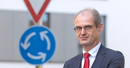 Regeln spielen im Leben von Staatsanwaltschafts-Chef Dr. Frank Schwörer eine große Rolle − dienstlich und privat.
Foto: Andreas Veigel Regeln spielen im Leben von Staatsanwaltschafts-Chef Dr. Frank Schwörer eine große Rolle − dienstlich und privat.
Foto: Andreas Veigel