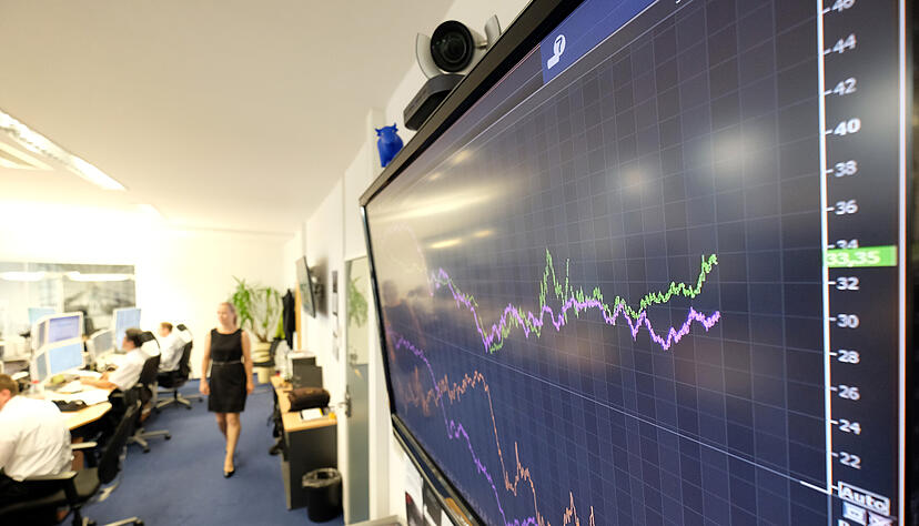 Ein Monitor zeigt in der European Energy Exchange AG (EEX) in Leipzig Kursdiagramme.