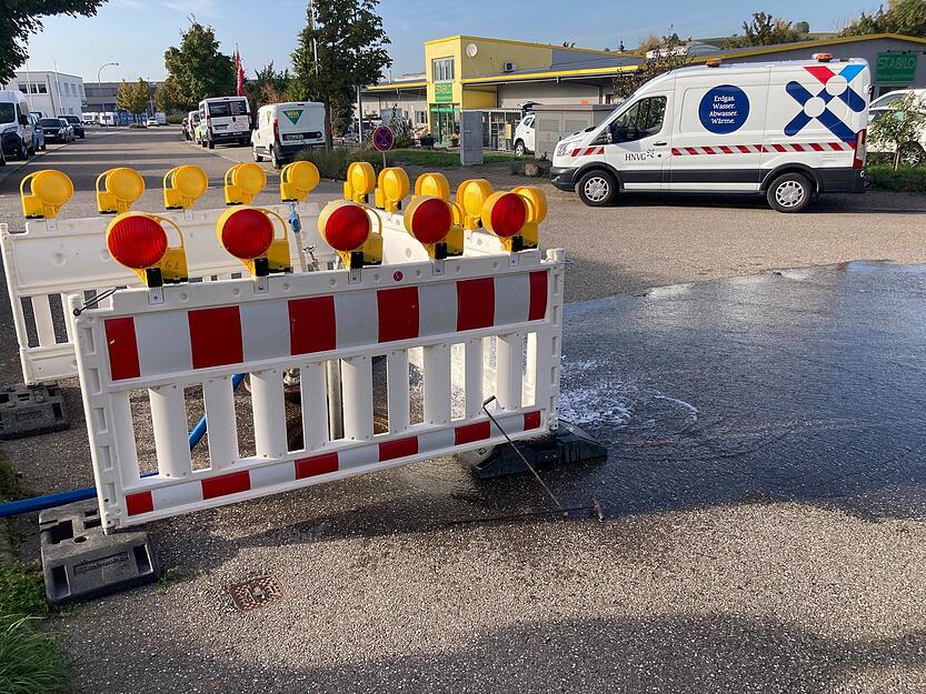 In Zusammenhang mit dem Rohrbruch ist auch die HNVG im Gewerbegebiet Käppelesäcker im Einsatz.