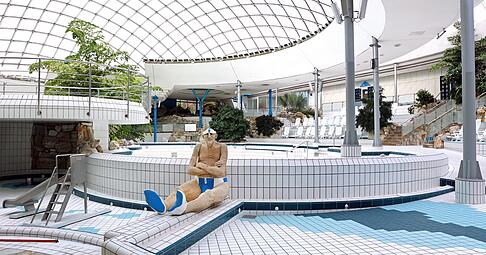 Das Aquatoll Neckarsulm nach der Schlie&szlig;ung: Die markante Glaskuppel bleibt nun wohl doch erhalten.