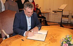 Der Oscargewinner tr&auml;gt sich ins Goldene Buch seiner Heimatstadt ein.