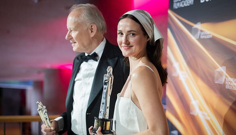 Gewannen beide Schauspielpreise: Renate Reinsve und Stellan Skarsg&aring;rd.