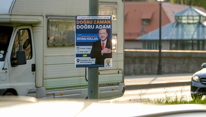 Ein Plakat wirbt in Nürnberg für die Präsidentenwahl in der Türkei - Recep Tayyip Erdoğan ruft darauf türkische Wahlberechtigte dazu auf, am 14. Mai für ihn zu stimmen. Ein Plakat wirbt in Nürnberg für die Präsidentenwahl in der Türkei - Recep Tayyip Erdoğan ruft darauf türkische Wahlberechtigte dazu auf, am 14. Mai für ihn zu stimmen.