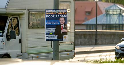 Ein Plakat wirbt in Nürnberg für die Präsidentenwahl in der Türkei - Recep Tayyip Erdoğan ruft darauf türkische Wahlberechtigte dazu auf, am 14. Mai für ihn zu stimmen.