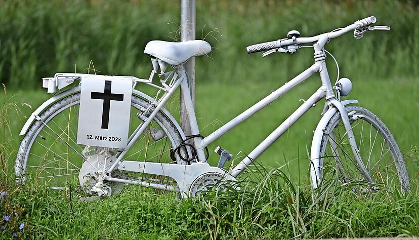 2022 gab es drei tödlich verunglückte Radfahrer im Hohenlohekreis. An ein Opfer aus diesem Jahr erinnert das weiße Rad auf der Öhringer Straße.
Foto: Katrin Draskovits 2022 gab es drei tödlich verunglückte Radfahrer im Hohenlohekreis. An ein Opfer aus diesem Jahr erinnert das weiße Rad auf der Öhringer Straße.
Foto: Katrin Draskovits
