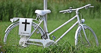 2022 gab es drei tödlich verunglückte Radfahrer im Hohenlohekreis. An ein Opfer aus diesem Jahr erinnert das weiße Rad auf der Öhringer Straße.
Foto: Katrin Draskovits