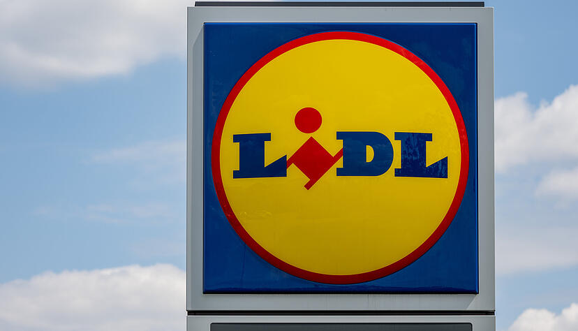 Eine Stele mit dem Logo des Discounters Lidl steht vor einer Filiale. Eine Stele mit dem Logo des Discounters Lidl steht vor einer Filiale.