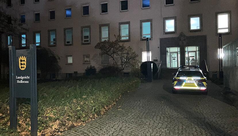 Polizisten durchsuchen am Freitagabend das Landgericht Heilbronn.