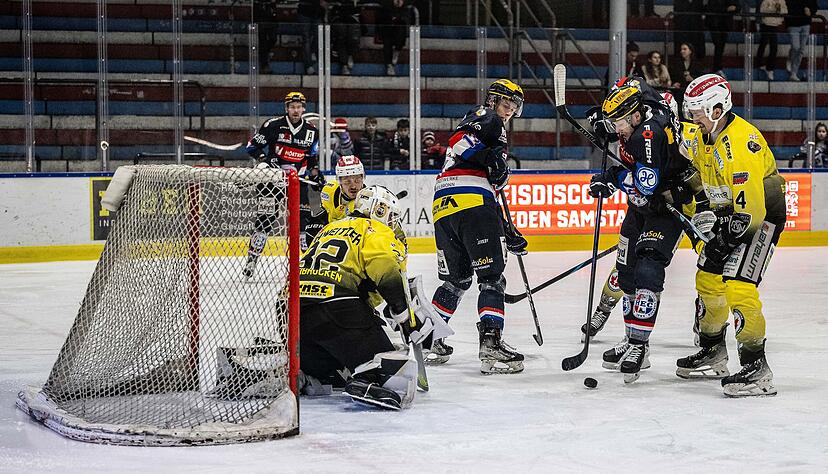 Jesse Lottonen (Zweiter von links) und Aiden Wagner (Zweiter von rechts) bilden zusammen mit Eetu Santanen eine kongeniale Angriffsreihe bei den HEC Eisb&auml;ren.