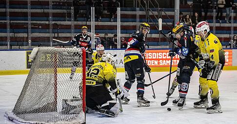 Jesse Lottonen (Zweiter von links) und Aiden Wagner (Zweiter von rechts) bilden zusammen mit Eetu Santanen eine kongeniale Angriffsreihe bei den HEC Eisbären. Jesse Lottonen (Zweiter von links) und Aiden Wagner (Zweiter von rechts) bilden zusammen mit Eetu Santanen eine kongeniale Angriffsreihe bei den HEC Eisbären.