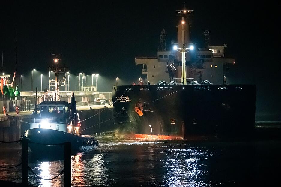 Nach der Kollision mit einem anderen Frachter auf der Nordsee vor Helgoland wird das Frachtschiff «Polesie» in der Nacht von zwei Schleppern an den Kai der Seebäderbrücke in Cuxhaven gezogen. Nach der Kollision mit einem anderen Frachter auf der Nordsee vor Helgoland wird das Frachtschiff «Polesie» in der Nacht von zwei Schleppern an den Kai der Seebäderbrücke in Cuxhaven gezogen.