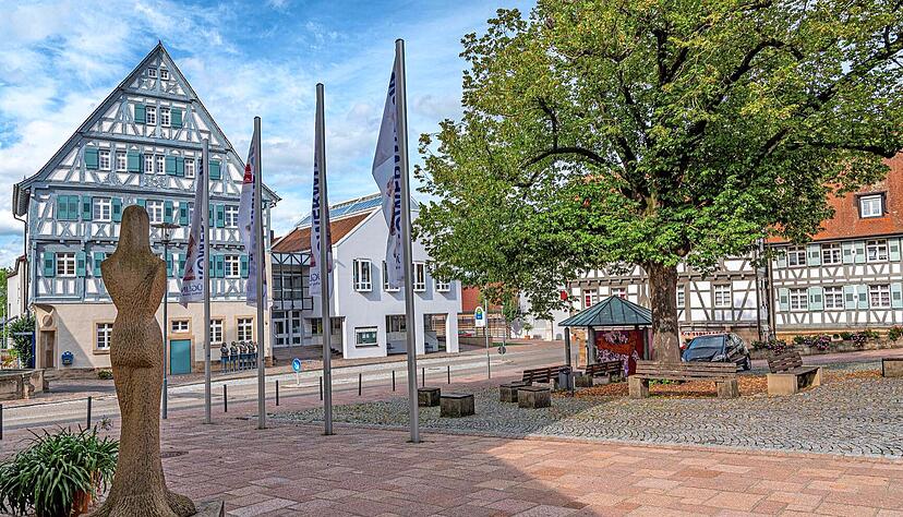 Die Nymphe hat die Mächtigen stets im Auge. Das Rathaus vom Kirchplatz aus mit Daphne im Vordergrund.
Foto: privat Die Nymphe hat die Mächtigen stets im Auge. Das Rathaus vom Kirchplatz aus mit Daphne im Vordergrund.
Foto: privat
