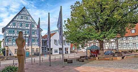 Die Nymphe hat die Mächtigen stets im Auge. Das Rathaus vom Kirchplatz aus mit Daphne im Vordergrund.
Foto: privat