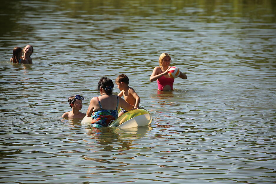 Am Badesee Elsenz kühlten sich viele Besucher im Wasser von der Hitze ab. Am Badesee Elsenz kühlten sich viele Besucher im Wasser von der Hitze ab.