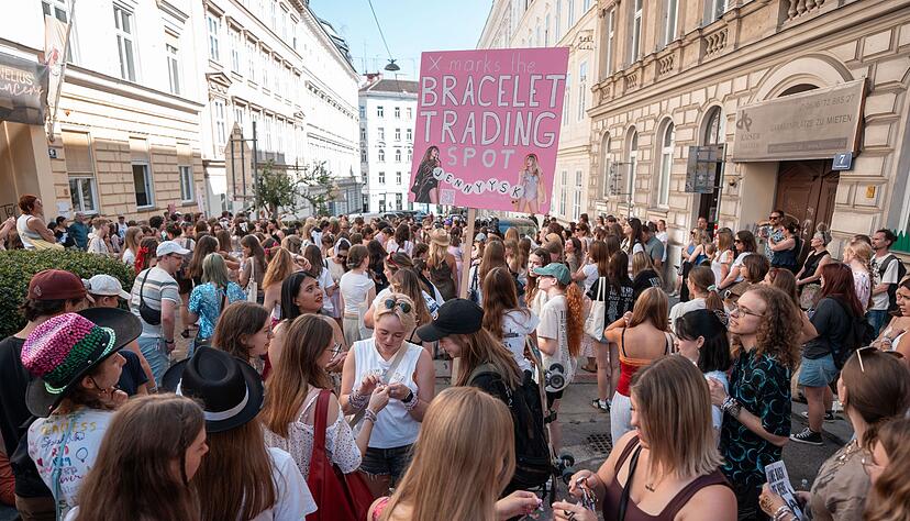Wien am Freitag: Taylor-Swift-Fans versammeln sich und tauschen Armb&auml;nder aus.
