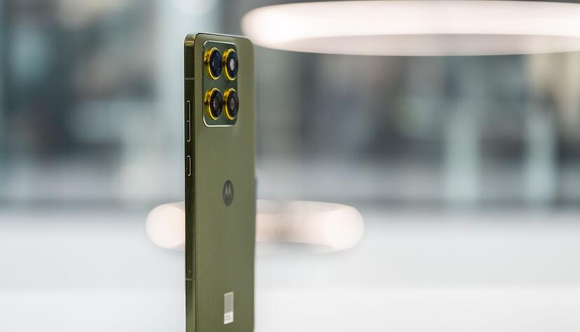 &laquo;Bronze Green&raquo; hei&szlig;t die Farbe des Testger&auml;ts: Ein Olivton, den Motorola mit einem leuchtenden, gr&uuml;nlichen Goldton f&uuml;r Kameraringe und Kn&ouml;pfe kombiniert.
