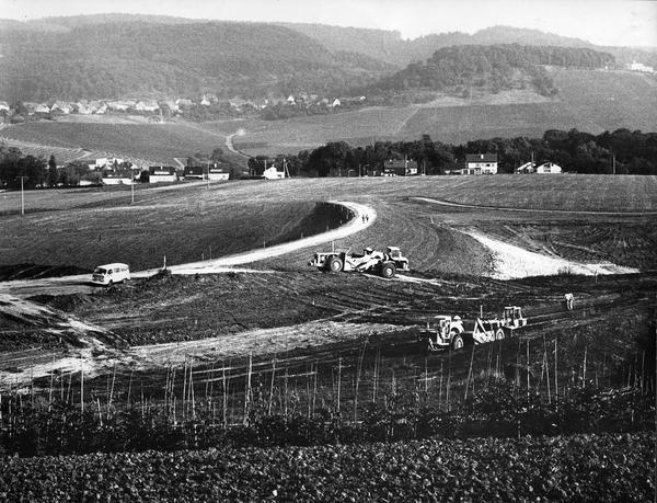 29.09.1977 -  Der große Damm für das fränkische Meer beim Breitenauer Hof ist jetzt geschultert. Am grünen Tisch gilt es nun, den Naherholungsverband zu gründen. 29.09.1977 -  Der große Damm für das fränkische Meer beim Breitenauer Hof ist jetzt geschultert. Am grünen Tisch gilt es nun, den Naherholungsverband zu gründen.