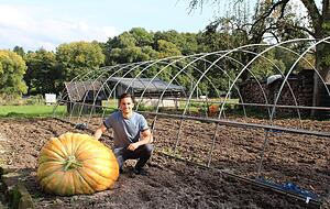 Mit K&uuml;rbissen begann das Hobby des naturverbundenen Hohenlohers. Mit einem Gewicht von 200 bis 300 Kilo schafft man es zwar nicht auf die Bestenliste, doch das ist genau das richtige Gewicht f&uuml;r ein K&uuml;rbisboot, habe man ihm nahegelegt.