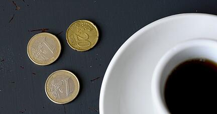 In Frankreich und Griechenland üblich: Trinkgeld beim Verlassen eines Restaurants einfach auf dem Tisch oder dem Rechnungsteller liegen lassen.