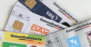 Die Krankenkassen haben im ersten Halbjahr mehr Geld ausgegeben als im Vorjahr. Auf die Versicherten könnten höhere Beiträge zukommen.