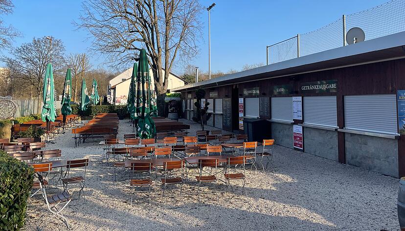 Neben dem Carles Biergarten gibt es ein Basketball- und Volleyballfeld. Neben dem Carles Biergarten gibt es ein Basketball- und Volleyballfeld.