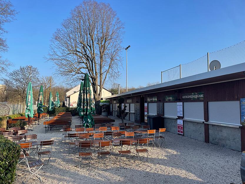 Neben dem Carles Biergarten gibt es ein Basketball- und Volleyballfeld.