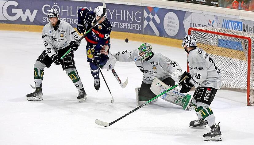 Kein Fortune hatten die Heilbronner Falken wie hier Alec Zawatsky vor dem Tor der Bietigheim Steelers. Kein Fortune hatten die Heilbronner Falken wie hier Alec Zawatsky vor dem Tor der Bietigheim Steelers.