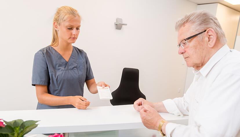 Auch die Aufgaben von medizinischen Fachangestellten werden zunehmend automatisiert. In einer Ausbildung lernen Azubis aber dennoch viel Wertvolles für ihr späteres Berufsleben. Auch die Aufgaben von medizinischen Fachangestellten werden zunehmend automatisiert. In einer Ausbildung lernen Azubis aber dennoch viel Wertvolles für ihr späteres Berufsleben.