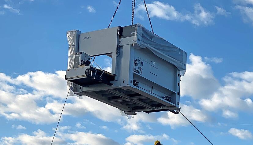Diese gewaltige Fr&auml;smaschine f&uuml;r Kunststoff wurde am vergangenen Freitag &uuml;ber das Dach in die Halle von Bauer Thermoforming in Talheim abgelassen.
Foto: Bauer