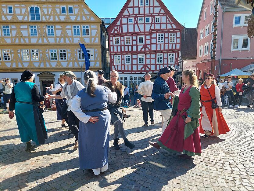 Auf dem Oberen Marktplatz in M&ouml;ckm&uuml;hl werden anl&auml;sslich des Mittelaltermarkts T&auml;nze aufgef&uuml;hrt.