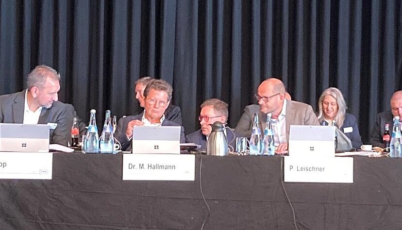 Während die Aktionäre mit der Arbeit des Vorstands um Geschäftsführer Mathias Hallmann (vorne, Zweiter von links) überwiegend zufrieden waren, sah sich der Aufsichtsrat um seinen Vorsitzenden Peter Leischner (vorne, Zweiter von rechts) harscher Kritik ausgesetzt.