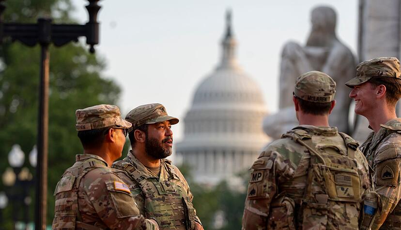 Medienberichten zufolge sollen zus&auml;tzliche Einheiten nun auch Waffen bei sich tragen.