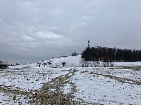 Winterwetter auf dem Stocksberg in Beilstein: Am Montagvormittag war hier trotz erneutem Wintereinbruch noch nichts los. Lediglich Spuren im Schnee zeigten, dass Schlittenfahrer wohl am Wochenende unterwegs waren.