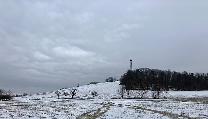 Winterwetter auf dem Stocksberg in Beilstein: Am Montagvormittag war hier trotz erneutem Wintereinbruch noch nichts los. Lediglich Spuren im Schnee zeigten, dass Schlittenfahrer wohl am Wochenende unterwegs waren.