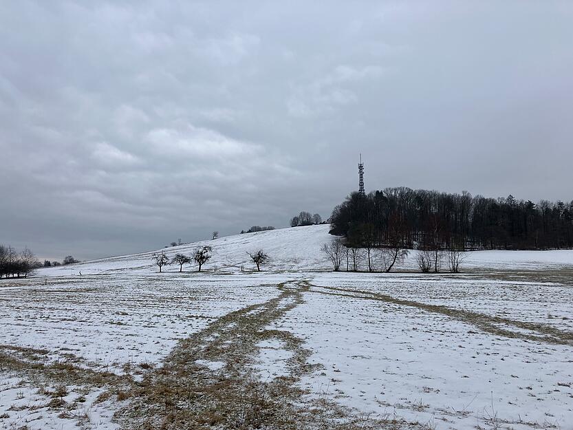 Winterwetter auf dem Stocksberg in Beilstein: Am Montagvormittag war hier trotz erneutem Wintereinbruch noch nichts los. Lediglich Spuren im Schnee zeigten, dass Schlittenfahrer wohl am Wochenende unterwegs waren.