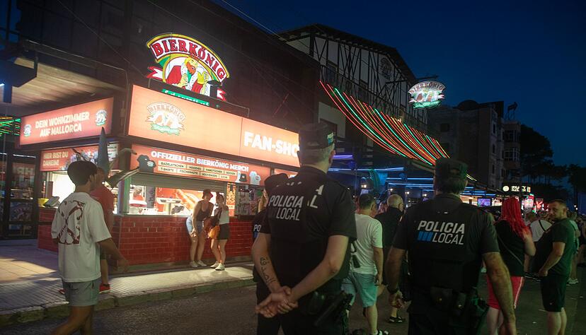 Ein deutscher Tourist ist auf Mallorca von zwei mutma&szlig;lich ebenfalls deutschen Angreifern bei einem Raub&uuml;berfall mit einem Messer verletzt worden. (Archiv-Bild)