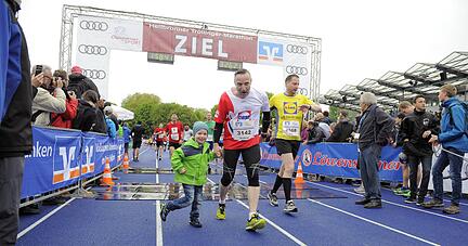 Das Blau ist das Ziel: In Möckmühl sollen Leichtathleten − wie auch Läufer des Heilbronner Trollinger-Marathons − auf einer farbigen Bahn unterwegs sein.
Foto: Archiv/Mugler Das Blau ist das Ziel: In Möckmühl sollen Leichtathleten − wie auch Läufer des Heilbronner Trollinger-Marathons − auf einer farbigen Bahn unterwegs sein.
Foto: Archiv/Mugler