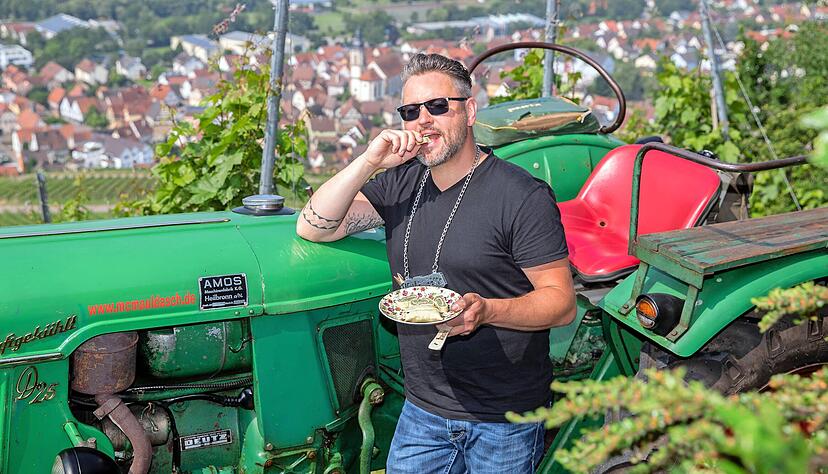 Alexander B&uuml;rger aka MC Mauldasch dreht auf dem Kayberg seine Songs &uuml;ber seine hei&szlig;geliebten Maultaschen. Auf Instagram und Facebook kommt das gut an.
Foto: Veigel
