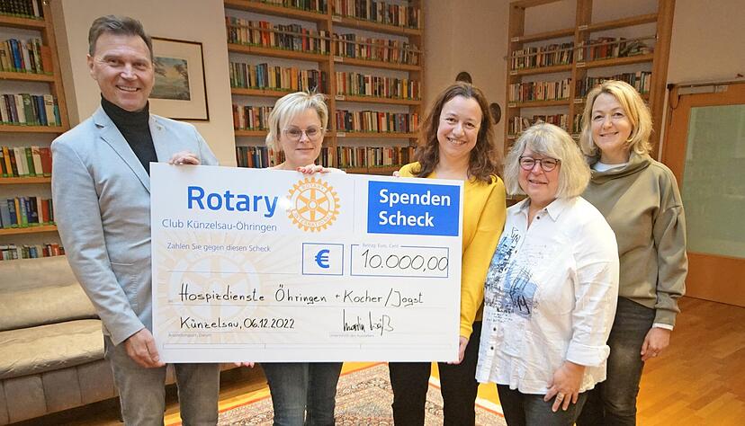 Vertreter des Rotary-Clubs Künzelsau-Öhringen übergeben die Spende an die Koordinatorinnen. Vertreter des Rotary-Clubs Künzelsau-Öhringen übergeben die Spende an die Koordinatorinnen.