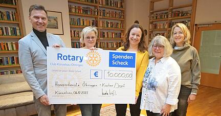 Vertreter des Rotary-Clubs K&uuml;nzelsau-&Ouml;hringen &uuml;bergeben die Spende an die Koordinatorinnen.
Foto: Philip-Simon Klein