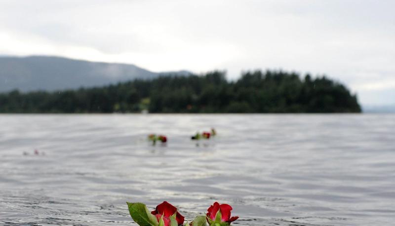 Eine Rose treibt wenige Tage nach dem Massaker vor der Insel Ut&oslash;ya. Foto:&nbsp;J&ouml;rg Carstensen/Archiv