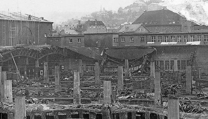 Der echte Stuttgarter Hauptbahnhof mit den schwer zerstörten Bahnsteigen nach einem Luftangriff 1942. Auf die Lauffener Attrappe fielen hingegen kaum Bomben.
Foto: Archiv/Keller Der echte Stuttgarter Hauptbahnhof mit den schwer zerstörten Bahnsteigen nach einem Luftangriff 1942. Auf die Lauffener Attrappe fielen hingegen kaum Bomben.
Foto: Archiv/Keller
