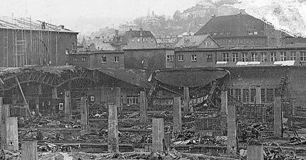 Der echte Stuttgarter Hauptbahnhof mit den schwer zerstörten Bahnsteigen nach einem Luftangriff 1942. Auf die Lauffener Attrappe fielen hingegen kaum Bomben.
Foto: Archiv/Keller Der echte Stuttgarter Hauptbahnhof mit den schwer zerstörten Bahnsteigen nach einem Luftangriff 1942. Auf die Lauffener Attrappe fielen hingegen kaum Bomben.
Foto: Archiv/Keller