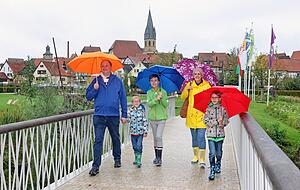 Mit Bunten Schirmen unterwegs: Familie Pfeil aus Adelshofen genie&szlig;t trotz des Regens den letzten &Ouml;ffnungstag auf der Gartenschau in Eppingen.