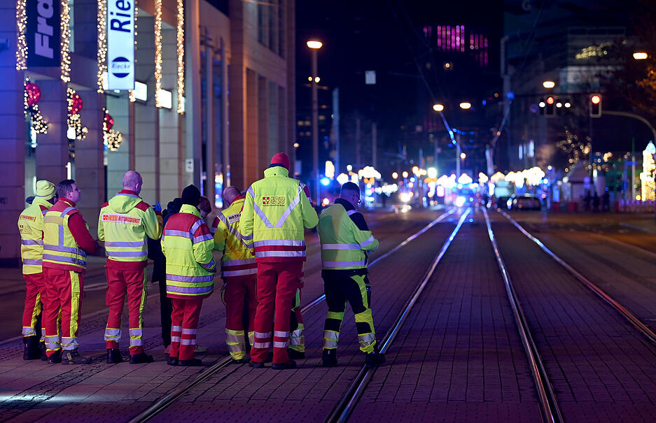 Nach dem Anschlag in Magdeburg ist am Freitagabend nicht klar, wie viele Personen auf dem Weihnachtsmarkt verletzt wurden. Zwei Menschen sollen tot, mehr als 50 verletzt sein. Nach dem Anschlag in Magdeburg ist am Freitagabend nicht klar, wie viele Personen auf dem Weihnachtsmarkt verletzt wurden. Zwei Menschen sollen tot, mehr als 50 verletzt sein.