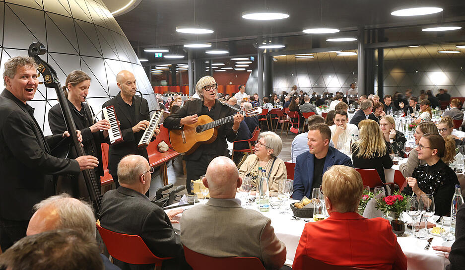 Die Veranstaltung verbindet Showelemente mit einem Rückblick auf sportliche Erfolge. Die Veranstaltung verbindet Showelemente mit einem Rückblick auf sportliche Erfolge.