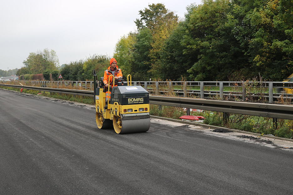 Jetzt haben die Bauarbeiter von Leonhard Weiss etwa 15 Minuten Zeit, den Belag einzubringen.